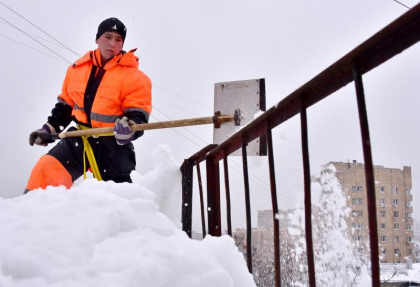 Кровельщики «Жилищника» очистили от снега 78 крыш в районе Хамовники